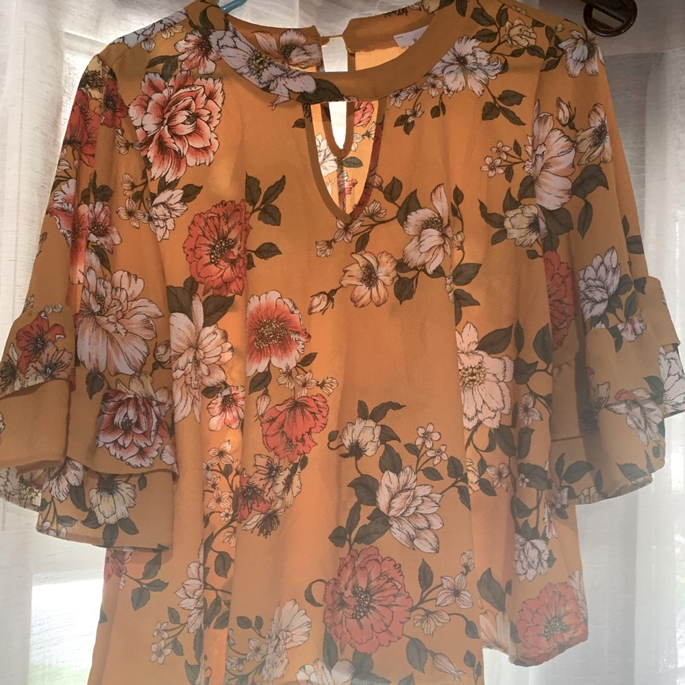 Floral bellsleeved blouse